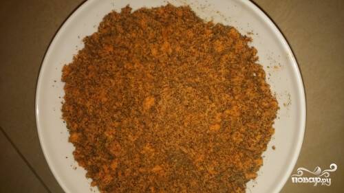 Перемешайте морковь с льняной мукой. Оставьте массу постоять, чтобы лён впитал в себя морковный сок. По желанию можно добавить несколько ложек меда для сладости.