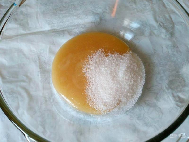 В подходящую чашу поместите мёд и сахарный песок, а затем нагревайте сладкую массу на водяной бане до растворения сахара при постоянном помешивании.