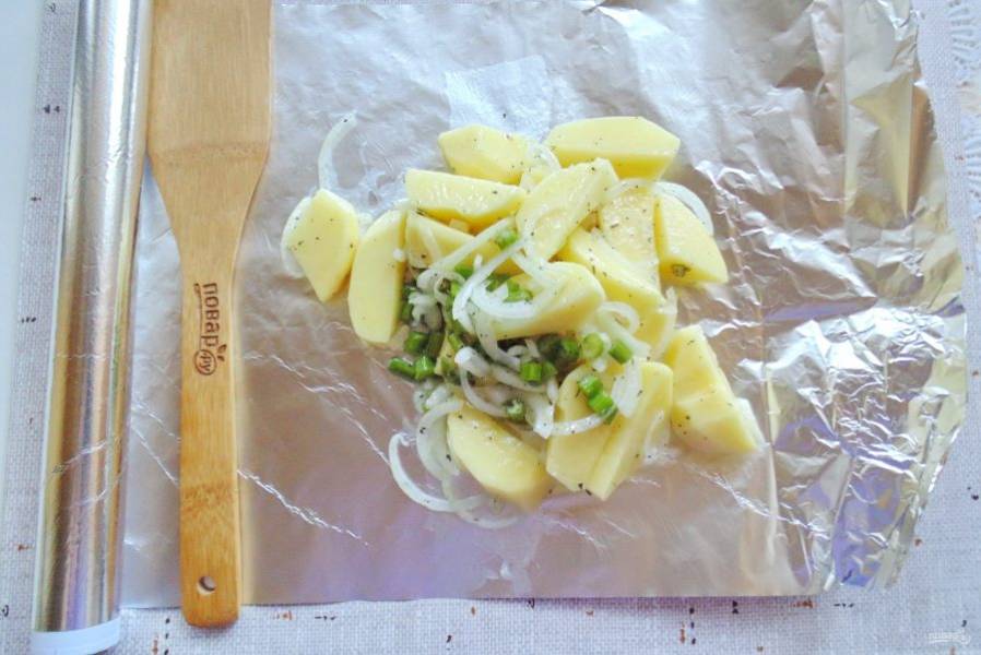 Расстелите пищевую фольгу и переложите на неё картофель с остальными ингредиентами.