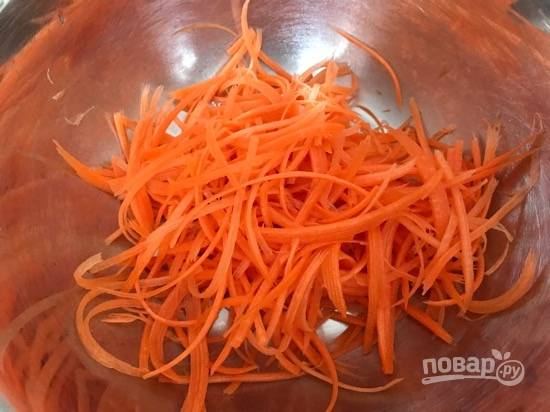 2. Морковку вымойте, почистите и натрите на терке для корейской моркови.