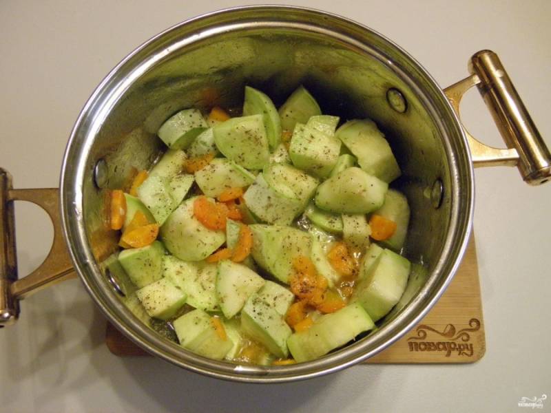 Добавьте соль, перец, прованские травы и воду. Доведите до кипения овощи и варите под крышкой на медленном огне 20 минут.