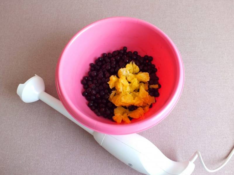 В чашу с ягодами добавьте мякоть апельсина. Пробейте содержимое погружным блендером.