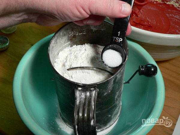 9.	Ранее приготовленную мучную смесь снова переложите в сито, добавьте соль и соду, просейте второй раз, так тесто будет пышнее.