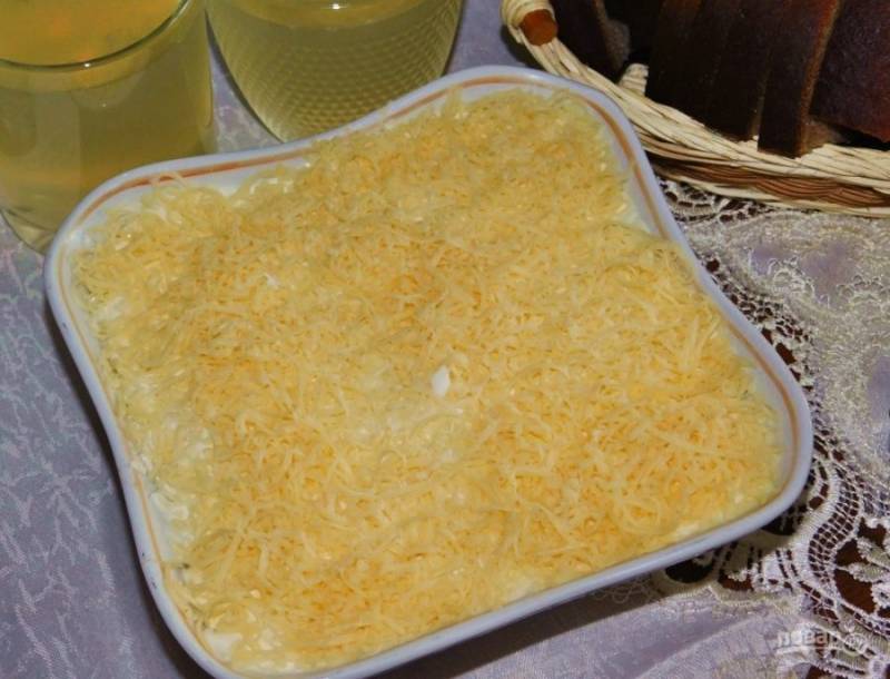 Сверху посыпьте тертым на мелкой терке сыром. Дайте салату пару часов настояться-пропитаться.
Приятного аппетита!