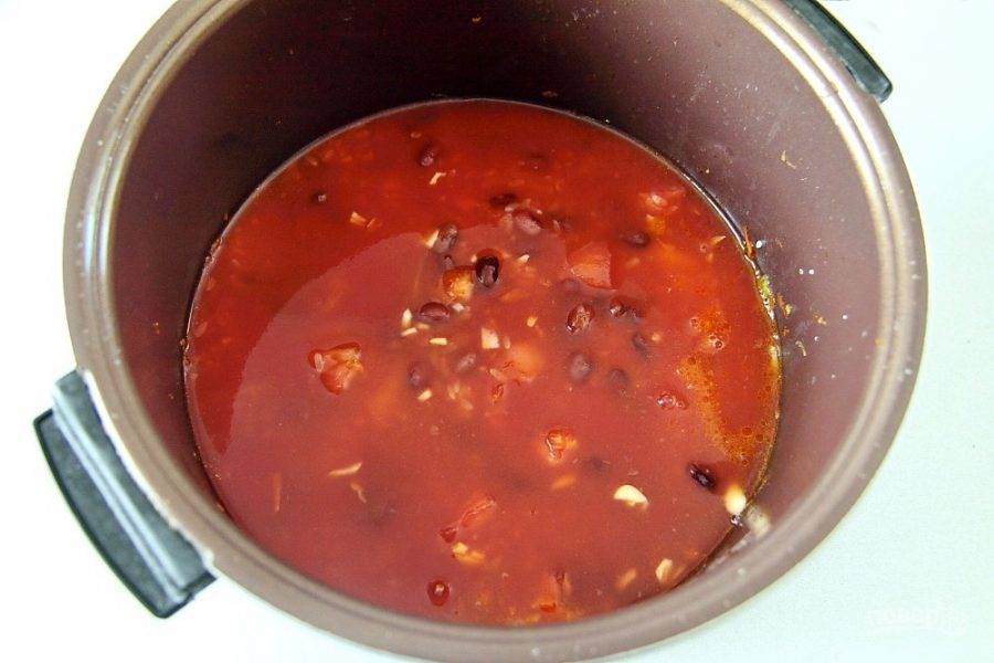 Влейте томатный сок, по необходимости добавьте воду, рис должен быть полностью покрыт жидкостью. Добавьте соль по вкусу и тушите все вместе около 30 минут.