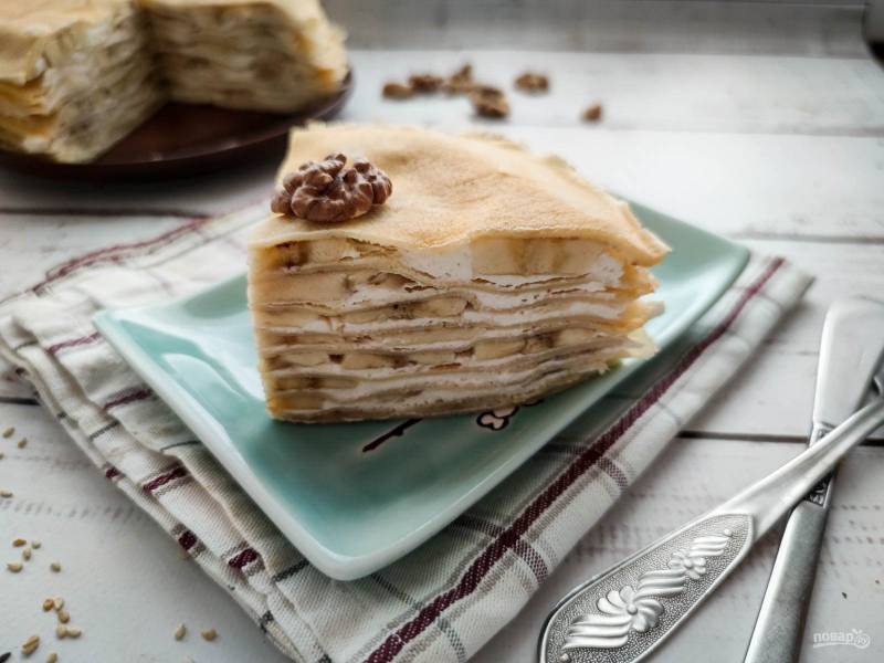 Блинный торт со сметанным кремом и бананом — рецепт с фото пошагово