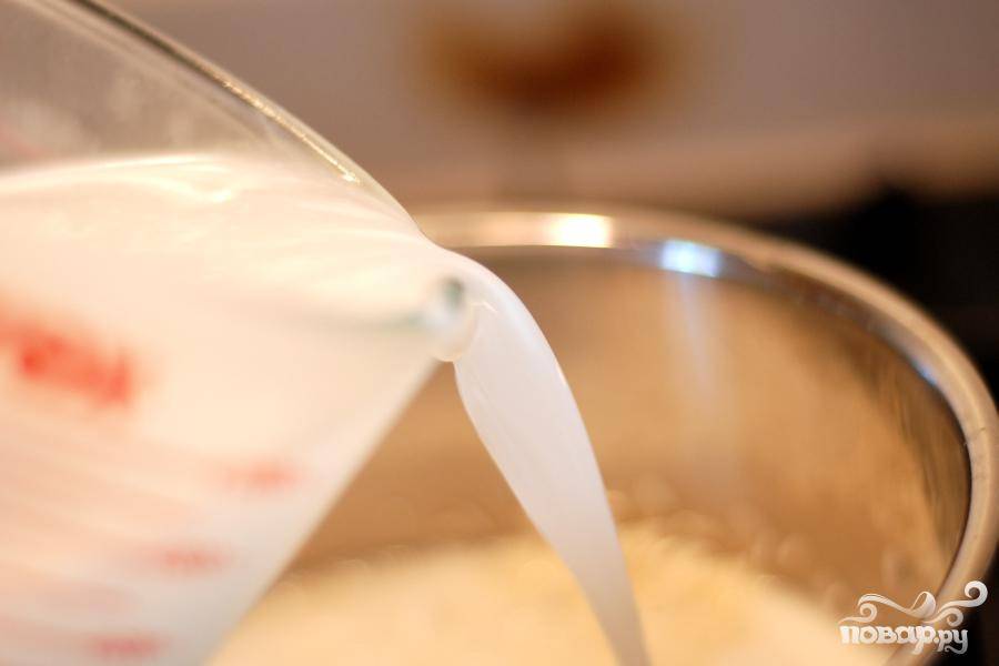 3. Добавить кокосовое молоко с водой, соль, подсластитель на ваш выбор и  ароматизатор, если используется. Хорошо размешать. Довести рис до кипения, периодически помешивая, чтобы предотвратить пригорание. 