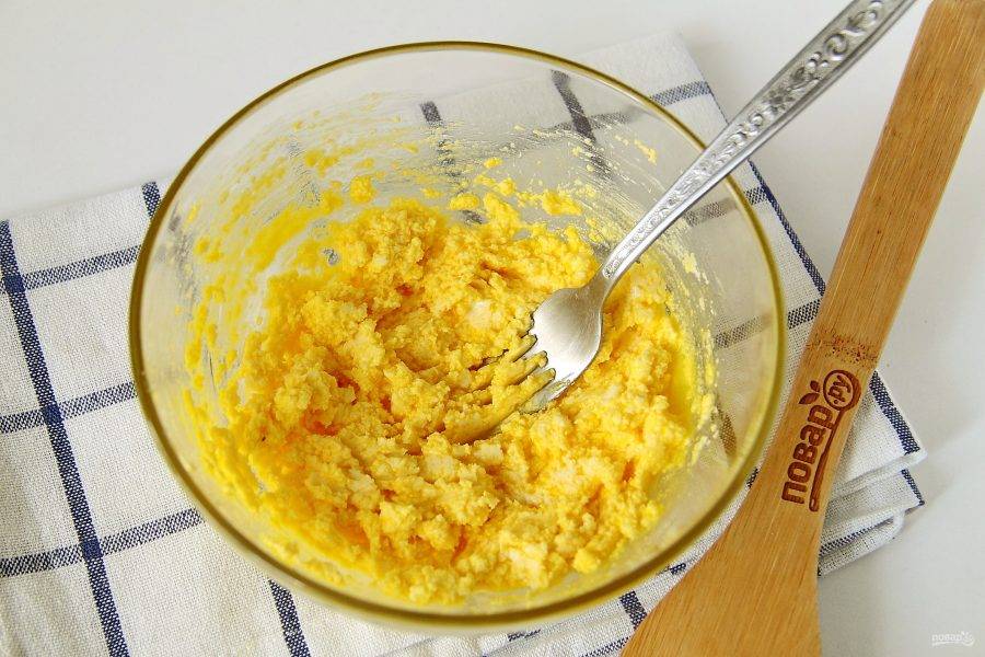 Отделите желтки от белков, соедините их с мягким сливочным маслом и разотрите.