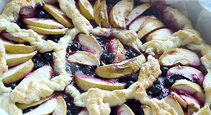 Готовый пирог со смородиной и яблоками можете посыпать сахарной пудрой перед подачей. Приятного аппетита!
