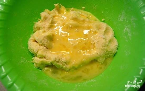6.	В отдельной посудине взбиваем яйца и добавляем их в миску к основной массе. Вымешиваем тесто и отставляем его в холод на пятнадцать минут.