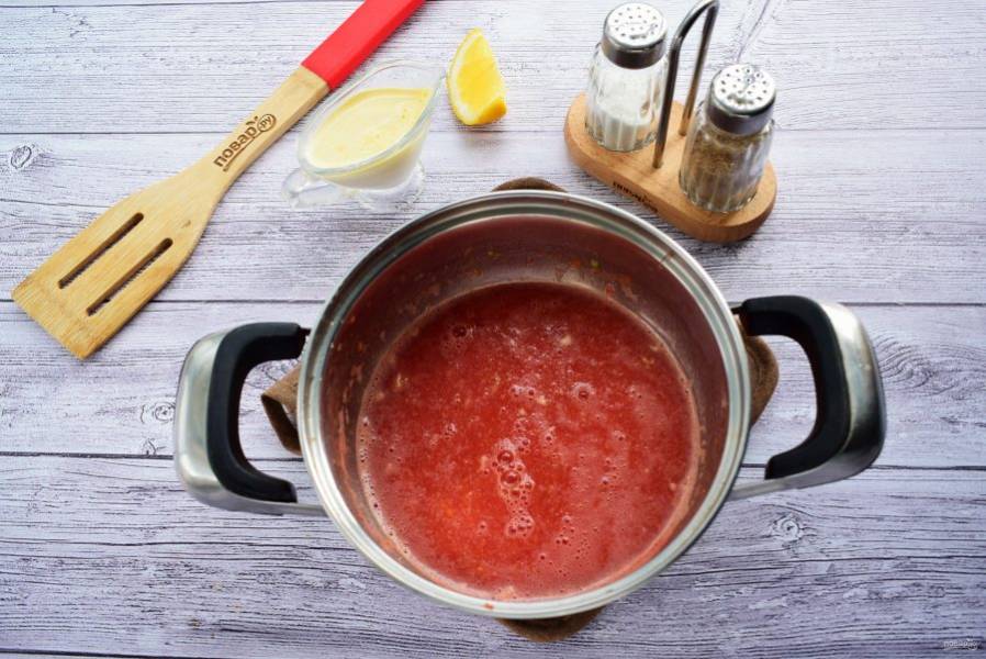 3.    В кухонном комбайне смешайте запеченные помидоры, оливковое масло, чеснок, перец чили, морковь.  Пробейте  до получения однородной массы. Добавьте кокосовое молоко и лимонный сок. В кастрюле доведите суп до кипения на среднем огне. Уменьшите огонь и варите 5 минут. Приправить солью и перцем.