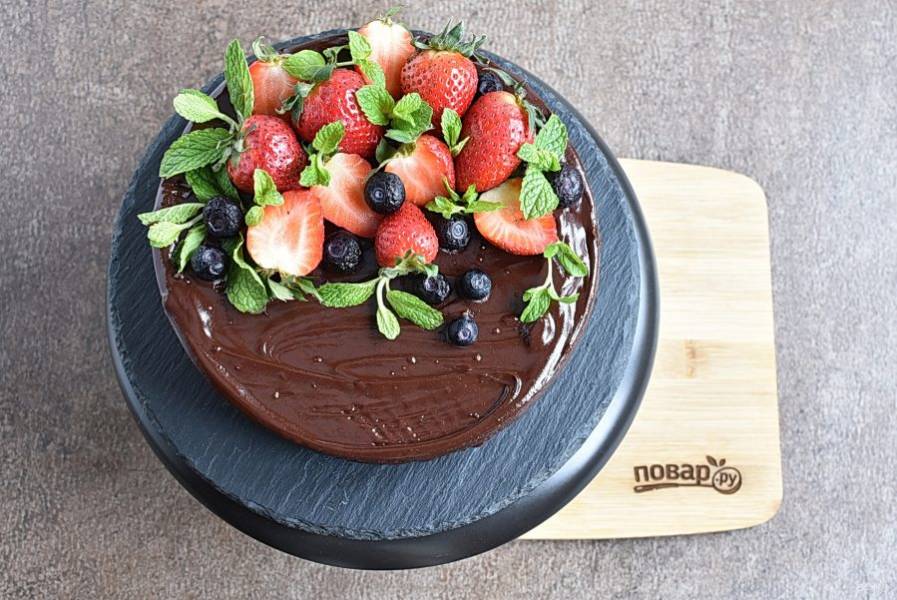 Украсьте торт на свой вкус: свежими ягодами, фруктами или орехами и меренгами.