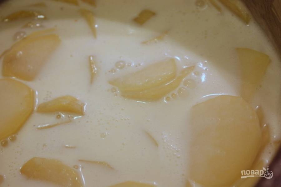 Нарежьте картофель колечками, толщиной 15-20 мм. Смешайте нарезанный картофель, молоко, соль и хорошую щепотку мускатного ореха в кастрюле. Вскипятите молоко на среднем огне и продолжайте варить картофель в течение 8 минут, периодически его помешивая.