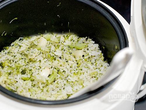 3. Нарежьте пропаренные овощи и добавьте в рис, измельчите чеснок и посыпьте им рис.