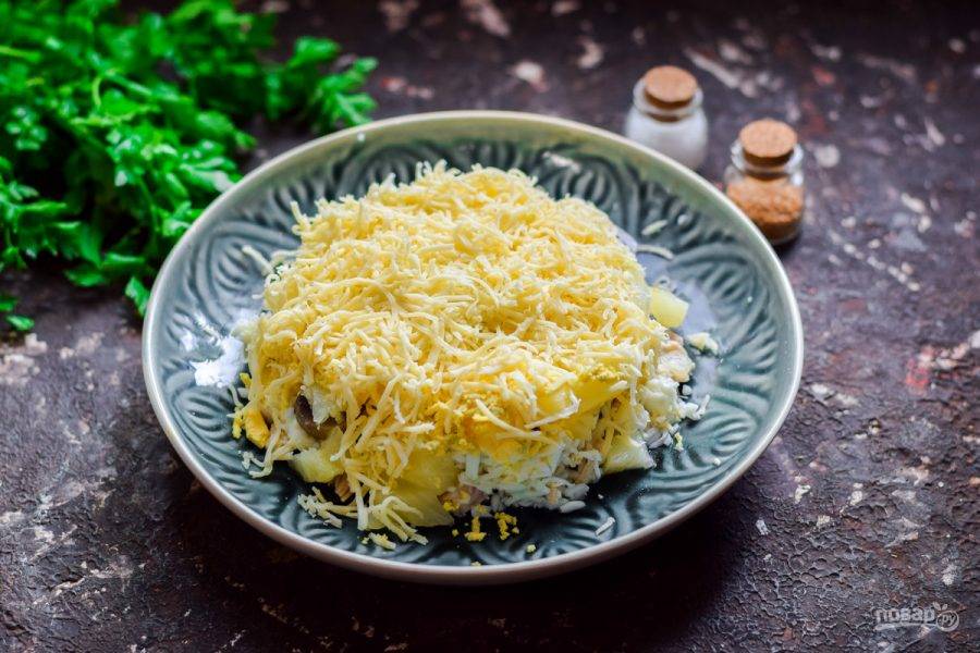 Твердый сыр натрите на мелкой терке, посыпьте салат.