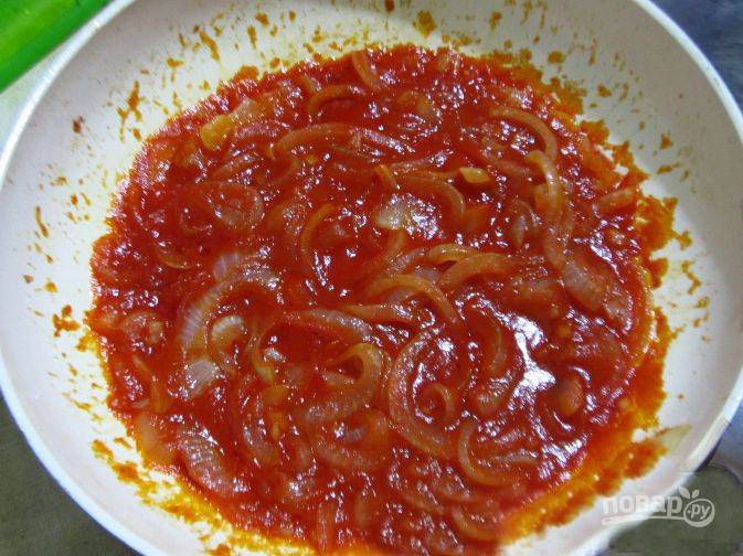 Добавьте томатный соус, готовьте еще около 1 минуты.