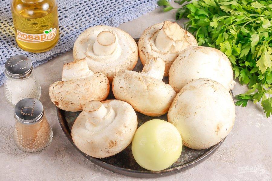 Подготовьте указанные ингредиенты. Приобретайте любые съедобные не маслянистые грибы. Промойте их в воде вместе с очищенным от кожуры репчатым луком.