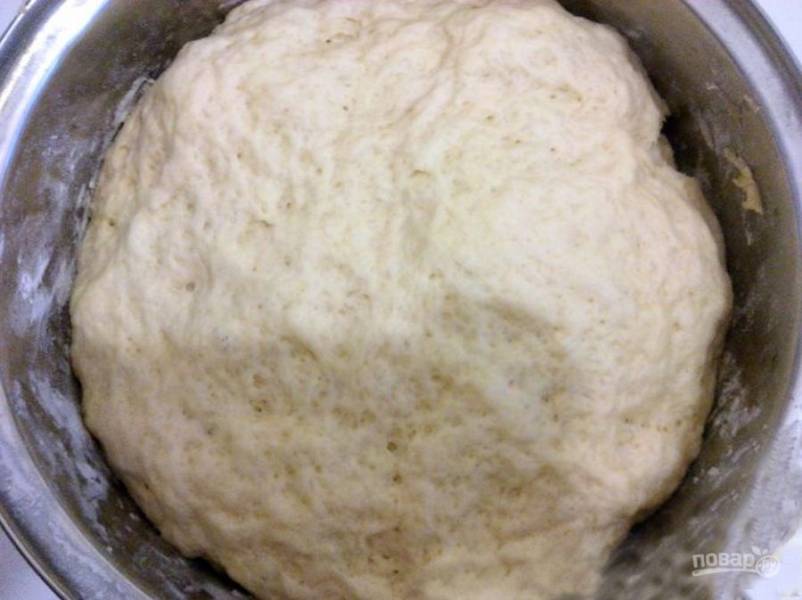 Тесто накройте салфеткой и поставьте в теплое место на 1-1,5 часа, тесто время от времени нужно обминать несколько раз. Когда тесто увеличится в 3 раза можно формировать пирожки.
