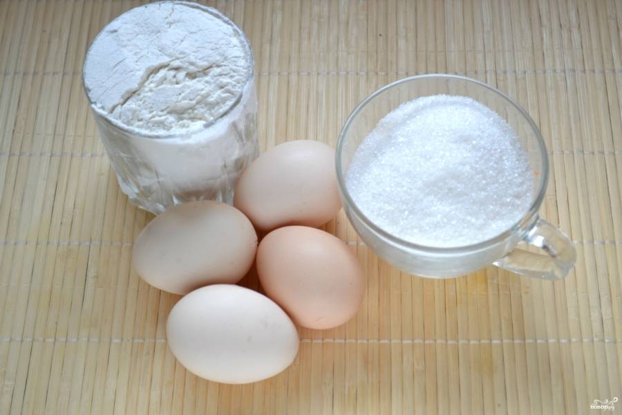 Подготовьте все необходимые ингредиенты. Яйца и мука должны быть охлажденными поэтому советую предварительно положить их в холодильник на 30 минут.