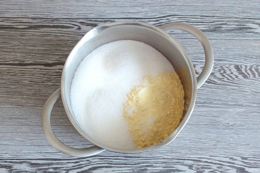 В кастрюлю с толстым дном налейте молоко, добавьте сахар, соль, всыпьте муку.