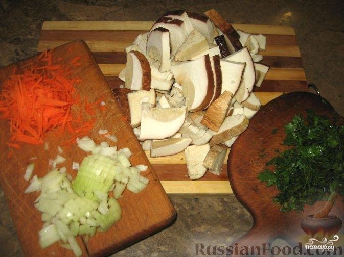 1. Перед тем как приготовить суп с картофельными галушками, замочите в холодной воде сухие грибы. Сварите из них бульон. Возьмите свежие грибы. Почистите их, помойте. Нарежьте кусочками. Натрите очищенную морковь. Мелко порежьте почищенный лук. Помойте и порежьте зелень.