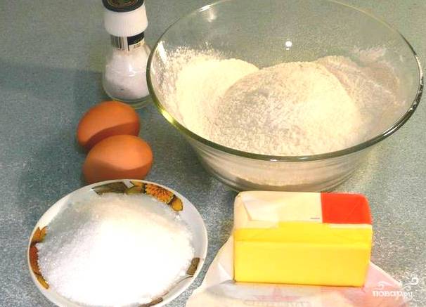 Для начала растираем масло с просеянной мукой, сахаром и ванилином. Добавляем яйца и разрыхлитель. В конце кладем цедру. Откладываем небольшую часть мучной крошки на потом. Из основной части вымешиваем тесто.