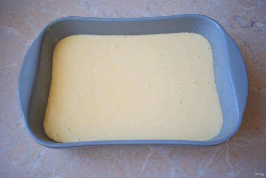 Форму для запекания смажьте растительным маслом. Перелейте подготовленное творожное тесто в форму и поставьте в духовку разогретую до 180 градусов на 30-40 минут.