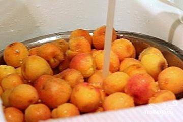 Для начала хорошо промываем абрикосы под проточной водой.