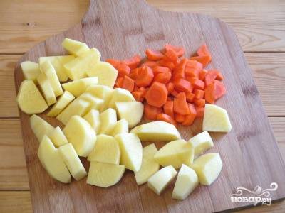Очищенные картофель и морковь нарезаем небольшими кусочками и через 1,5 часа после начала готовки, отправляем их к желудкам. 