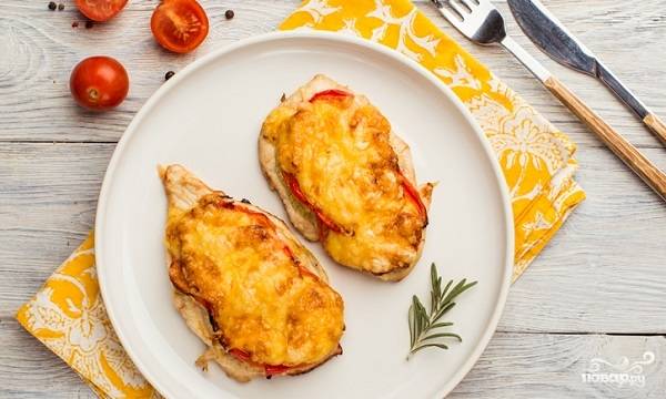 Куриное филе с яйцом, помидором и сыром в духовке