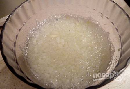 Очистим репчатый лук и нарежем маленькими кубиками. Заливаем лук кипятком, через 5 минут воду сливаем и поливаем лук соком лимона.