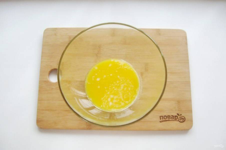 В другую глубокую миску налейте растопленное сливочное масло.