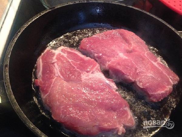 4. Мясо обжариваем на хорошо разогретой сковороде с растительным маслом.