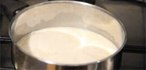 В кастрюлю заливаем молоко, добавляем сахар и агар-агар. Тщательно перемешиваем и доводим до кипения.