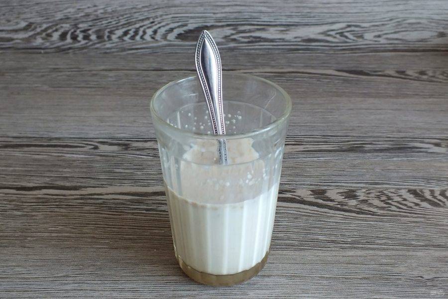 В теплом молоке разведите дрожжи, 0,5 ст.л. сахара. Оставьте на 15-20 минут.