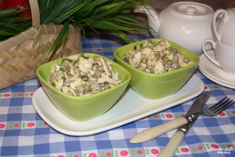 Салат с черносливом, копченой курицей и грибами — рецепт с фото
