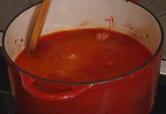 Заливаем овощи в кастрюле горячим бульоном, перемешиваем. Опускаем в суп фрикадельки и продолжаем варить 15 минут.