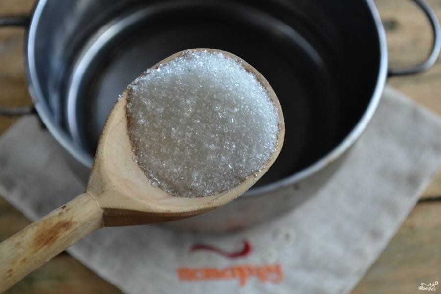 Приготовьте маринад. В воду добавьте соль и сахар, доведите до кипения и держите на огне, пока кристаллики соли и сахара не растворятся, затем влейте уксус и прогрейте, но не кипятите.