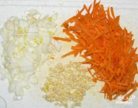Морковь натираем на крупной терке, лук нарезаем кубиками, чеснок либо мелко-мелко нарезаем, либо пропускаем через чесночницу.