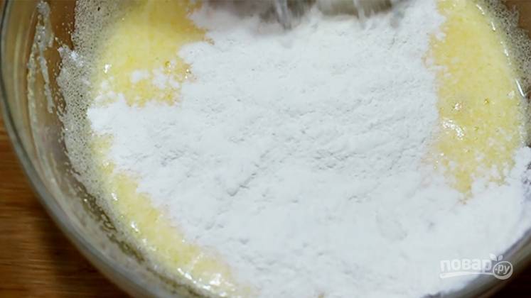 5.	Пока тесто в духовке, сделайте крем: взбейте яйцо с сахарным песком и добавьте муку, хорошенько все перемешайте.