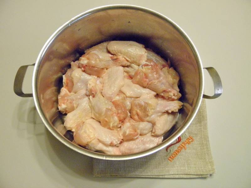 1. Вы еще не знаете, как приготовить соус с курицей и картошкой? Тогда этот рецепт для вас. Для начала необходимо разделить курицу на кусочки, тщательно вымыв, и отправить в кастрюлю или сотейник. Использовать можно также исключительно филе, тогда блюдо будет менее жирным. 