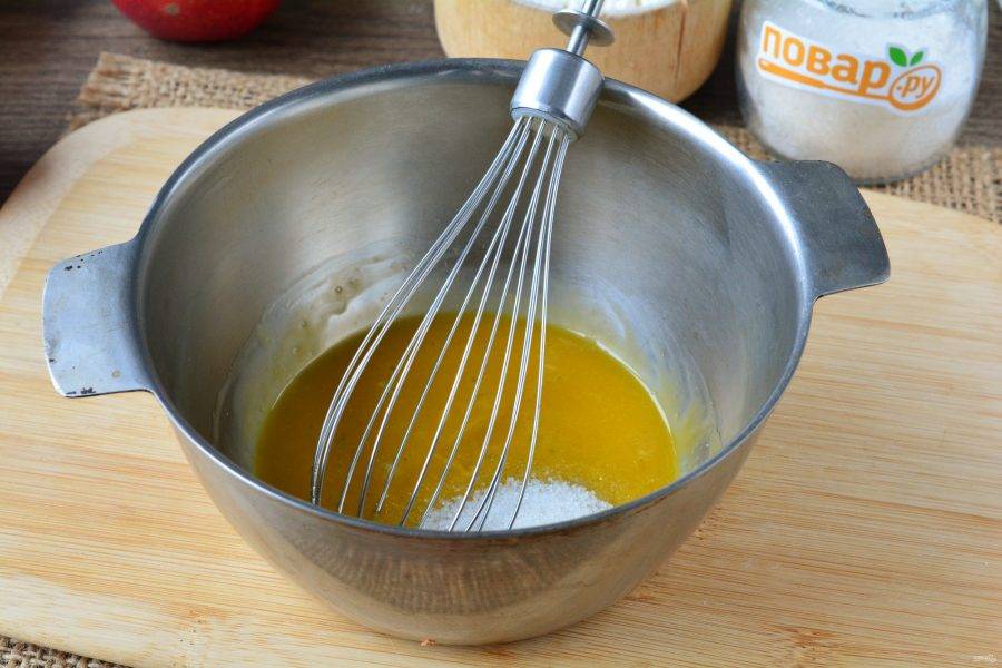 Отделите яичные желтки от белков. Нам понадобятся только желтки. Влейте желтки в кастрюлю или миску из нержавеющей стали. В такой посуде крем не пригорит. Всыпьте сахар и разотрите с желтками.