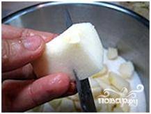 Затем порезать кусочками и сложить в кастрюлю для варки варенья.