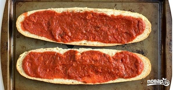 2. Смажьте томатным соусом. В экспресс варианте можно использовать кетчуп, например. 