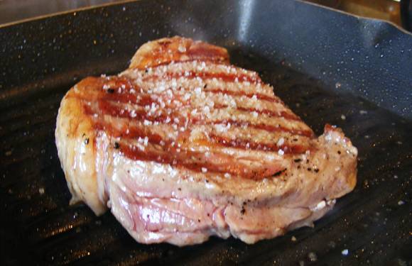 1. Мясо вымыть, обсушить салфеткой. Присыпать солью и перцем со всех сторон и выложить на сковороду. Обжарить мясо на сильном огне по 2 минуты с каждой стороны, а затем отправить в разогретую духовку и довести до полной готовности. 