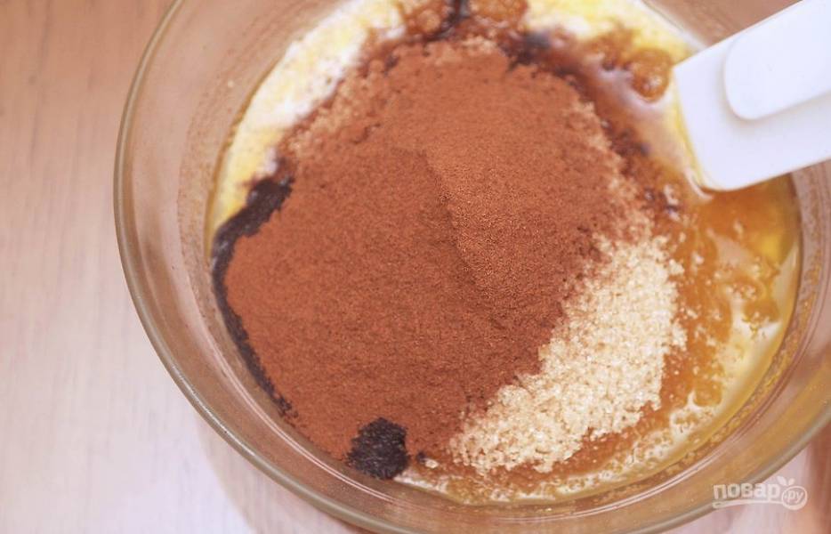 Пока тесто растет, поместите коричневый сахар, корицу и осташееся масло в маленькую миску. Перемешайте смесь до однородности и отставьте.