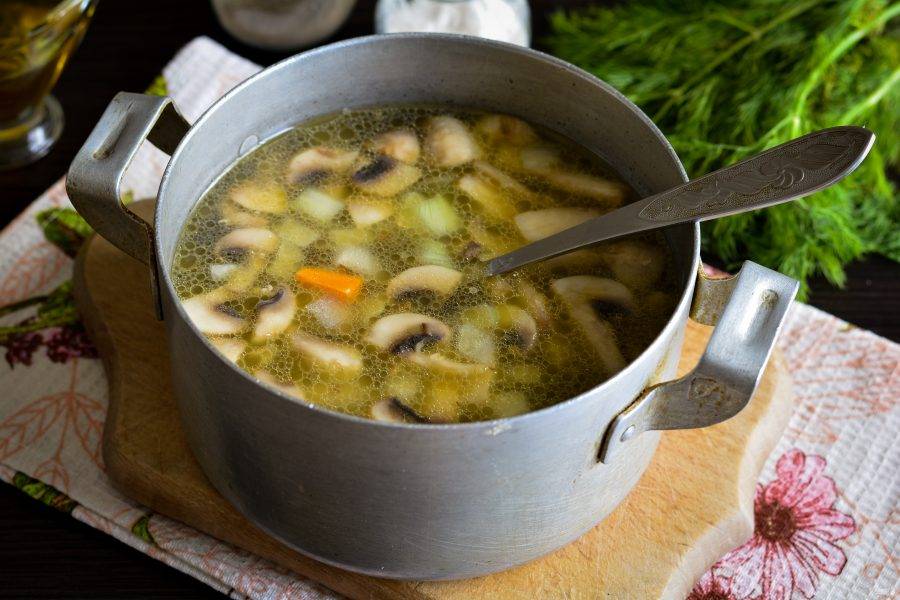 Влейте горячую воду из чайника, варите суп еще 10 минут на среднем огне.
