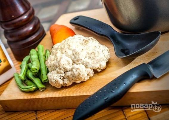 1. Подготовьте любые овощи, которые есть под рукой. Вымойте, обсушите, при необходимости очистите, нарежьте.