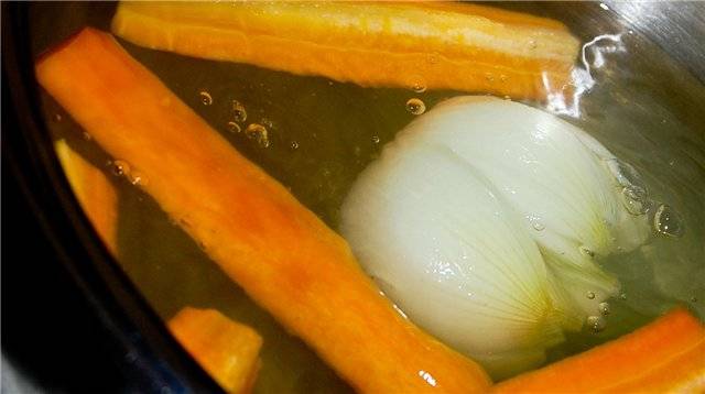 Залейте в кастрюлю воду. Приготовьте овощной бульон из кореньев с лавровым листом. Картофель очищаем и варим отдельно.