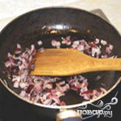 3.	На сковороде разогреваем несколько ложек масла и на нем обжариваем лук, пока он не станет прозрачным.